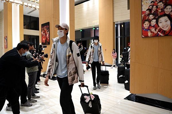 23岁的安东尼本赛季各项赛事出战21场比赛共计1232分钟，0球0助，德转身价已经跌至3500万欧。
