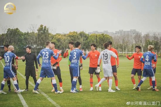 电影《靠近我一点》围绕张扬（张震 饰）、林楚楚（春夏 饰）和于可风（李现 饰）三人的爱情纠葛展开